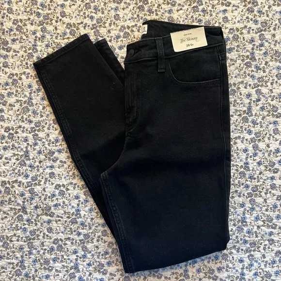 NEW Abercrombie &amp; Fitch High Rise Skinny Jean in Black (Size 28/6R)