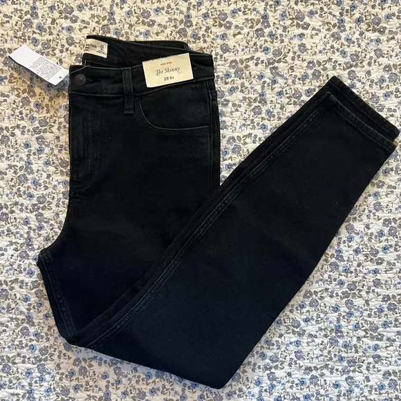 NEW Abercrombie &amp; Fitch High Rise Skinny Jean in Black (Size 28/6R)