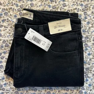 NEW Abercrombie &amp; Fitch High Rise Skinny Jean in Black (Size 28/6R)