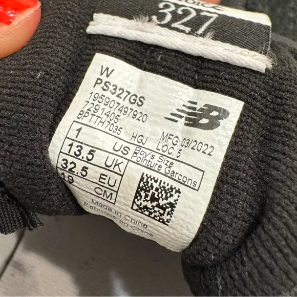 New Balance 327 Boys Black and White Sneakers 1