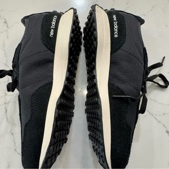 New Balance 327 Boys Black and White Sneakers 1