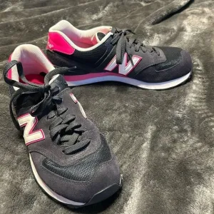 New Balance 574 Classic grey pink gym shoes size 9