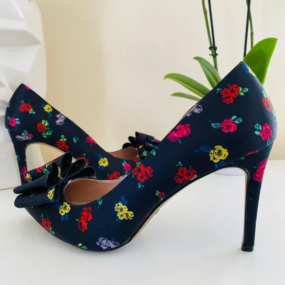 New Betsey Johnson black floral print pointed toe bow heels shoes