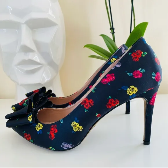 New Betsey Johnson black floral print pointed toe bow heels shoes