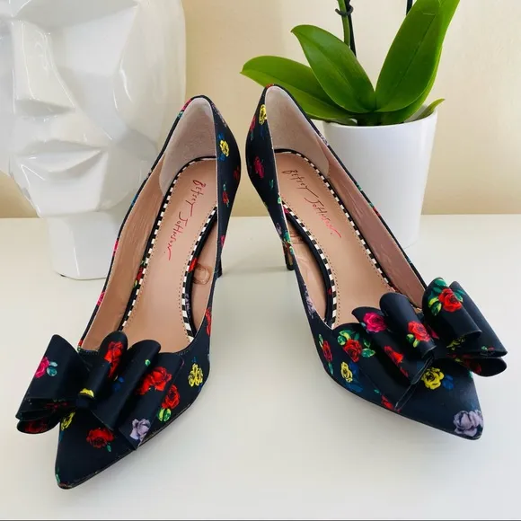 New Betsey Johnson black floral print pointed toe bow heels shoes