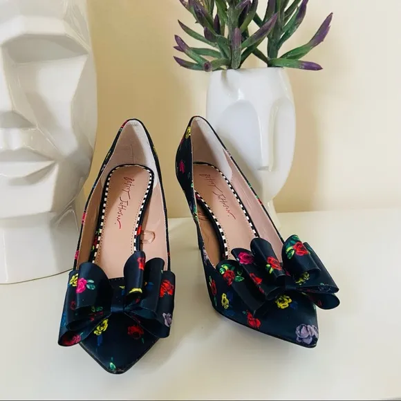 New Betsey Johnson black floral print pointed toe bow heels shoes