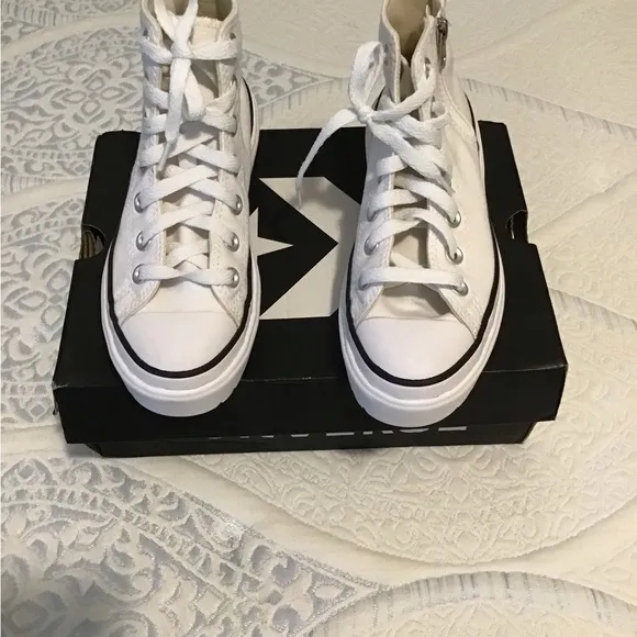 NEW CONVERSE Chuck Taylor All Star Hi Lugged High Top White Shoes Youth 2