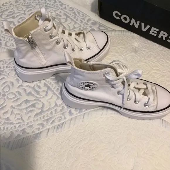 NEW CONVERSE Chuck Taylor All Star Hi Lugged High Top White Shoes Youth 2