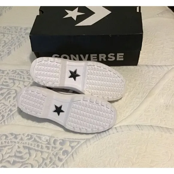 NEW CONVERSE Chuck Taylor All Star Hi Lugged High Top White Shoes Youth 2
