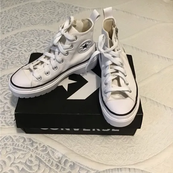 NEW CONVERSE Chuck Taylor All Star Hi Lugged High Top White Shoes Youth 2