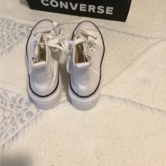 NEW CONVERSE Chuck Taylor All Star Hi Lugged High Top White Shoes Youth 2