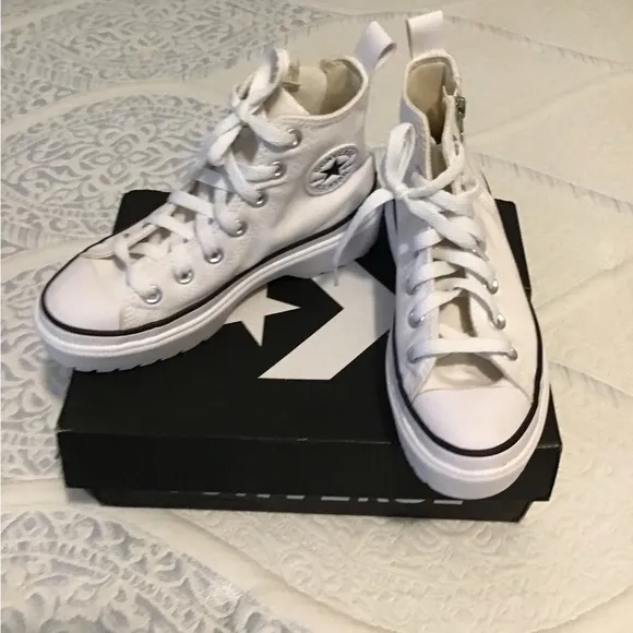 NEW CONVERSE Chuck Taylor All Star Hi Lugged High Top White Shoes Youth 2