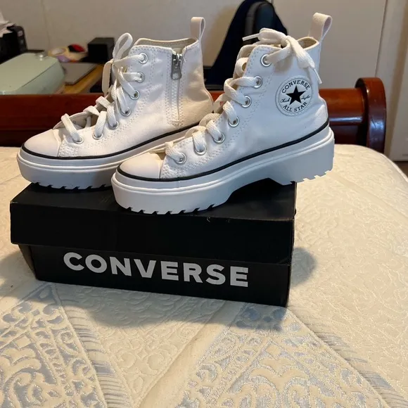 NEW CONVERSE Chuck Taylor All Star Hi Lugged High Top White Shoes Youth 2