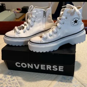NEW CONVERSE Chuck Taylor All Star Hi Lugged High Top White Shoes Youth 2