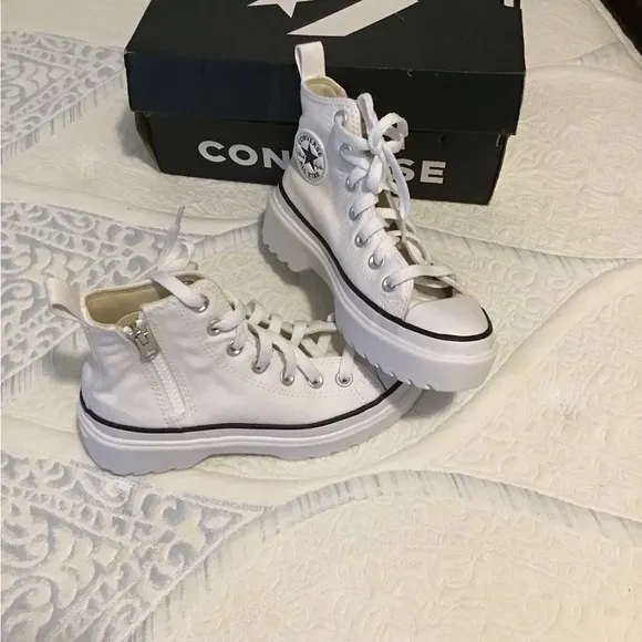 NEW CONVERSE Chuck Taylor All Star Hi Lugged High Top White Shoes Youth 2
