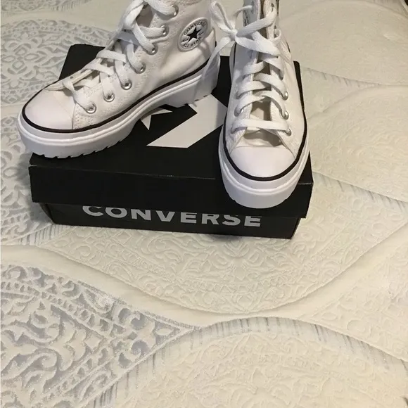 NEW CONVERSE Chuck Taylor All Star Hi Lugged High Top White Shoes Youth 2