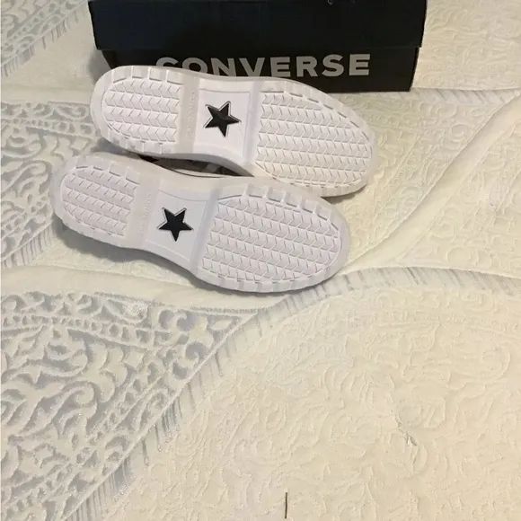 NEW CONVERSE Chuck Taylor All Star Hi Lugged High Top White Shoes Youth 2