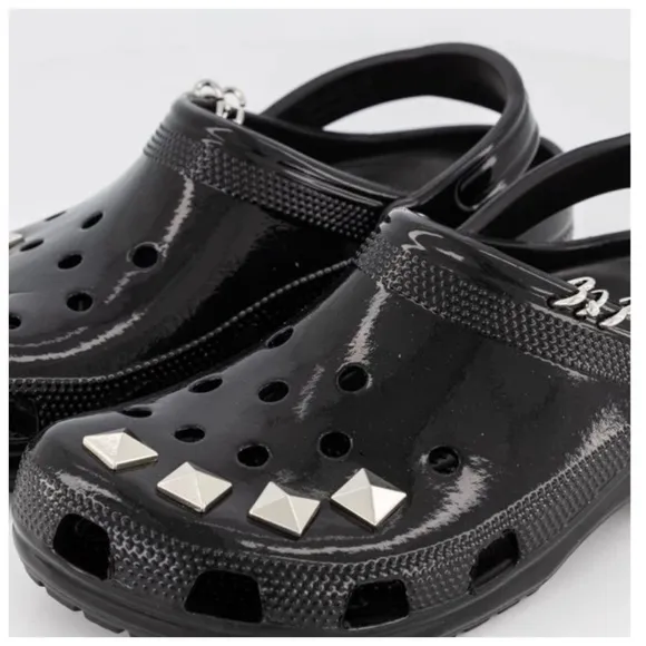 New CROCS Classic Studded Clog Crocs Women’s 8 Men’s size 6 Black Shoes NWTS-$80