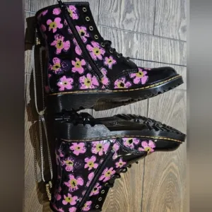 New Dr  Martens Floral Black and Pink Kids Boots