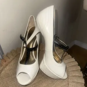 NEW Guess Platform Platform Stiletto Heel Peep Toe Cream Black T Strap Sz 9 NEW