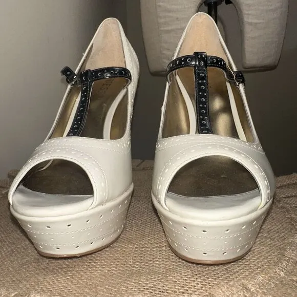 NEW Guess Platform Platform Stiletto Heel Peep Toe Cream Black T Strap Sz 9 NEW