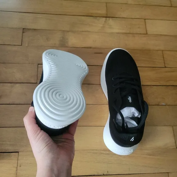 New in Box Allbirds Women's Tree Runner Go Black &amp; White Sneakers, size 8