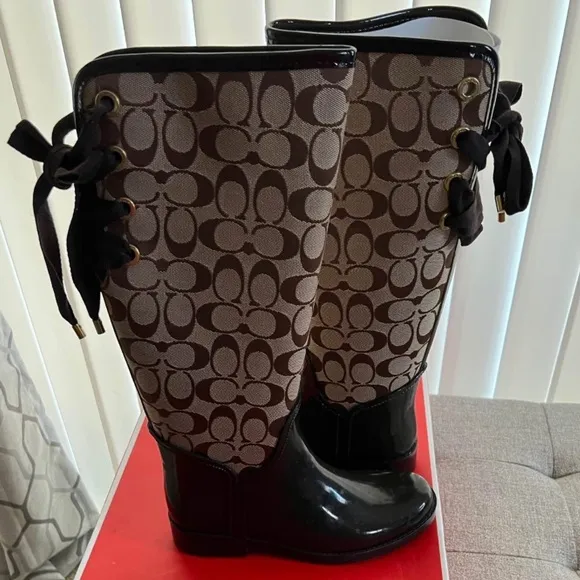 New in Box Coach Signature Winter Tristee Boots Stylish Brown &amp; Black Boots 6