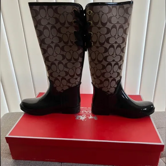 New in Box Coach Signature Winter Tristee Boots Stylish Brown &amp; Black Boots 6