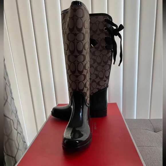 New in Box Coach Signature Winter Tristee Boots Stylish Brown &amp; Black Boots 6