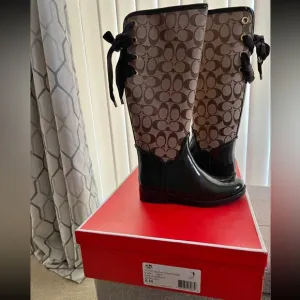 New in Box Coach Signature Winter Tristee Boots Stylish Brown &amp; Black Boots 6