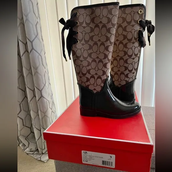 New in Box Coach Signature Winter Tristee Boots Stylish Brown &amp; Black Boots 6