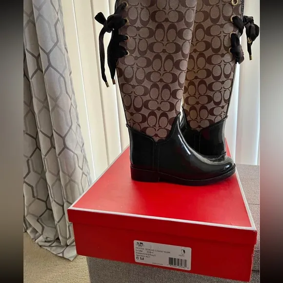 New in Box Coach Signature Winter Tristee Boots Stylish Brown &amp; Black Boots 6