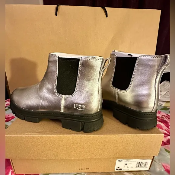 New UGG Ashton Chelsea Leather Boots