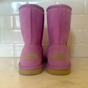 New Ugg Boots - Size 6- color wildflower - never earn, sticker on the bottom