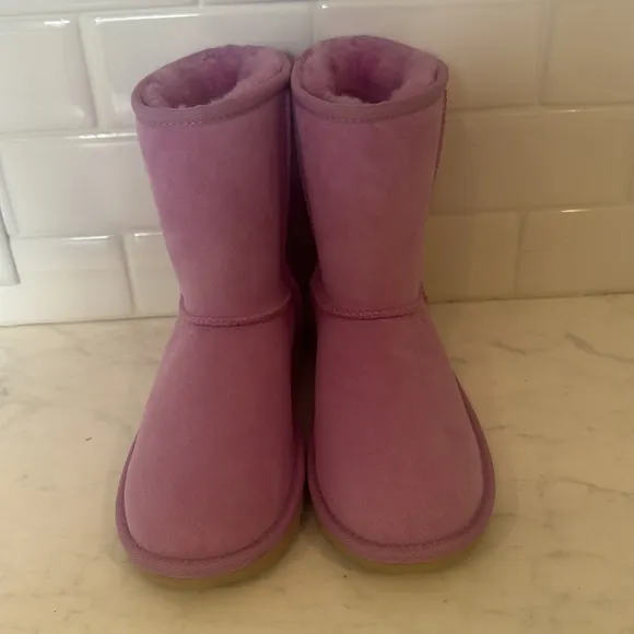New Ugg Boots - Size 6- color wildflower - never earn, sticker on the bottom