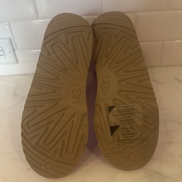 New Ugg Boots - Size 6- color wildflower - never earn, sticker on the bottom