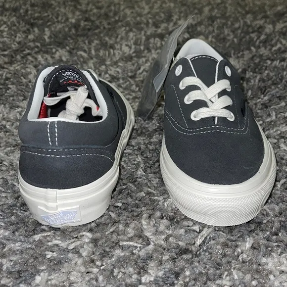 New VANS Skate Era in Raven / Marshmallow