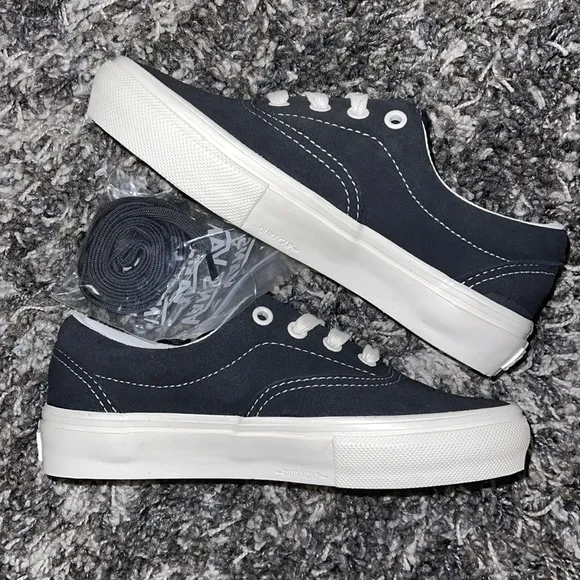 New VANS Skate Era in Raven / Marshmallow