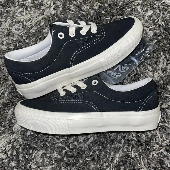 New VANS Skate Era in Raven / Marshmallow