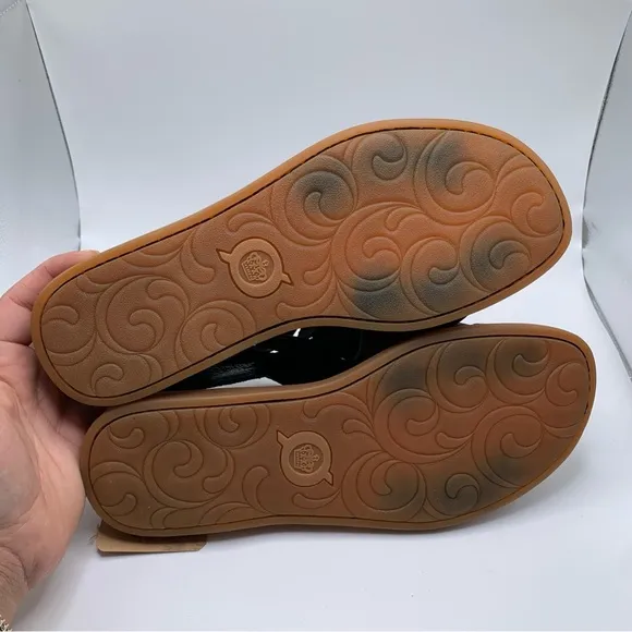 New Women's Born Iwa Woven NWT black leather size 7M sandals 1732