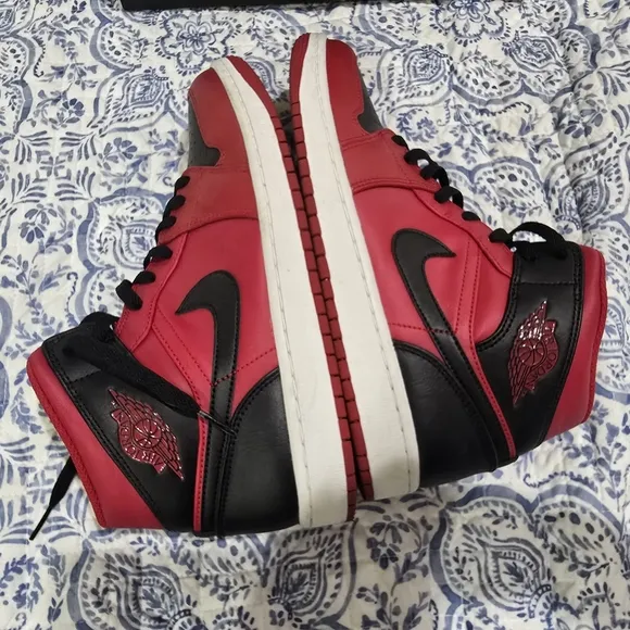 Nike  Air Jordan 1 Mid Reverse Bred Gym Red Black 554724-660 Size 9 Mens Shoes