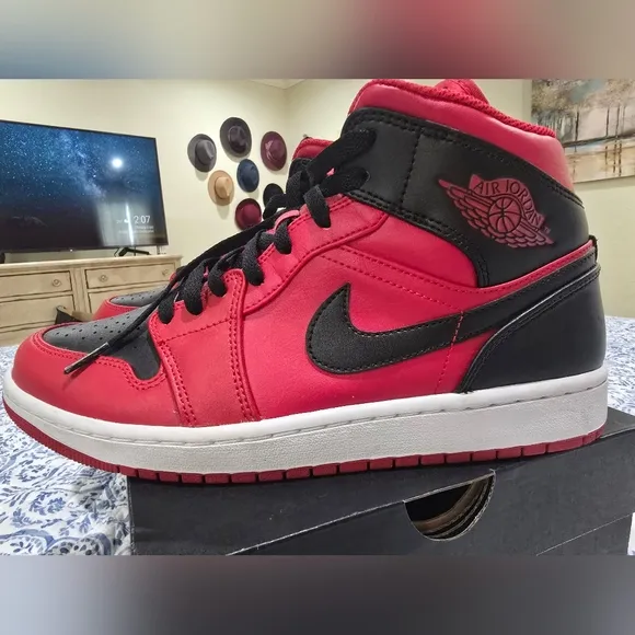 Nike  Air Jordan 1 Mid Reverse Bred Gym Red Black 554724-660 Size 9 Mens Shoes