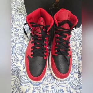 Nike  Air Jordan 1 Mid Reverse Bred Gym Red Black 554724-660 Size 9 Mens Shoes