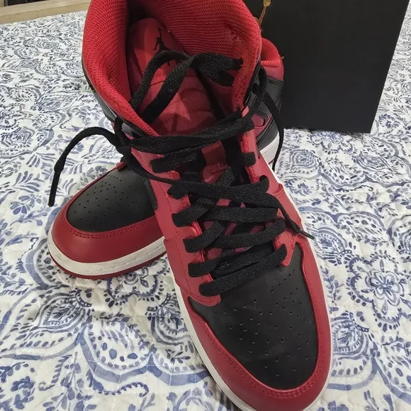 Nike  Air Jordan 1 Mid Reverse Bred Gym Red Black 554724-660 Size 9 Mens Shoes