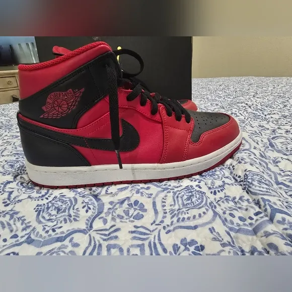 Nike  Air Jordan 1 Mid Reverse Bred Gym Red Black 554724-660 Size 9 Mens Shoes