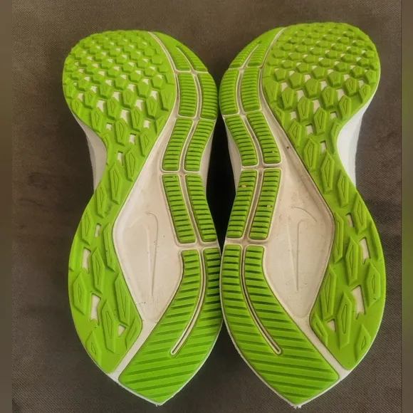 Nike Air Zoom Pegasus Womens 10 Running Shoes Sneaker Jogging Green Volt/Beige