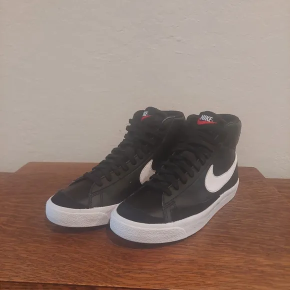 Nike Blazer Mid 77 High Top Fashion Sneakers Boy's Size 4.5Y