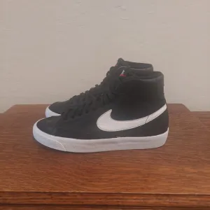 Nike Blazer Mid 77 High Top Fashion Sneakers Boy's Size 4.5Y