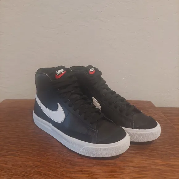 Nike Blazer Mid 77 High Top Fashion Sneakers Boy's Size 4.5Y