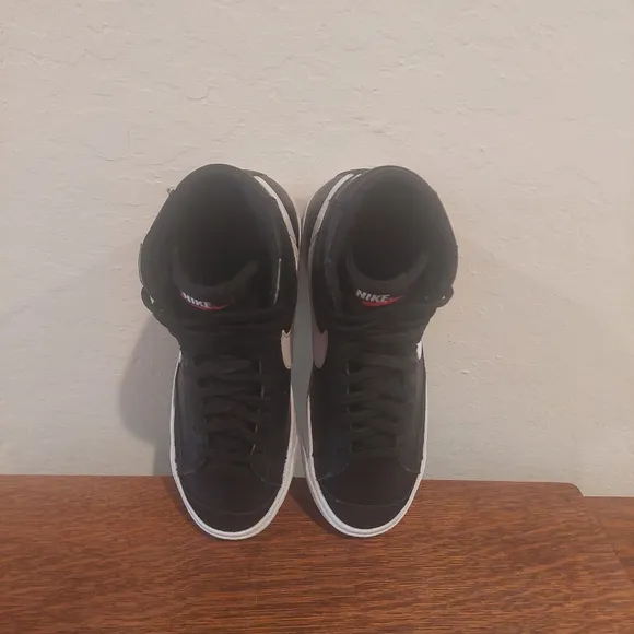 Nike Blazer Mid 77 High Top Fashion Sneakers Boy's Size 4.5Y